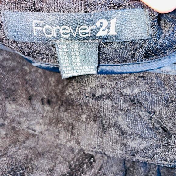 Forever 21 black lace pleated front pocket shorts - Picture 2 of 4